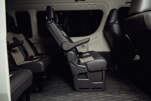 Toyota Hiace 2.8 Tdi Commuter 6at 14a - Imagen 2